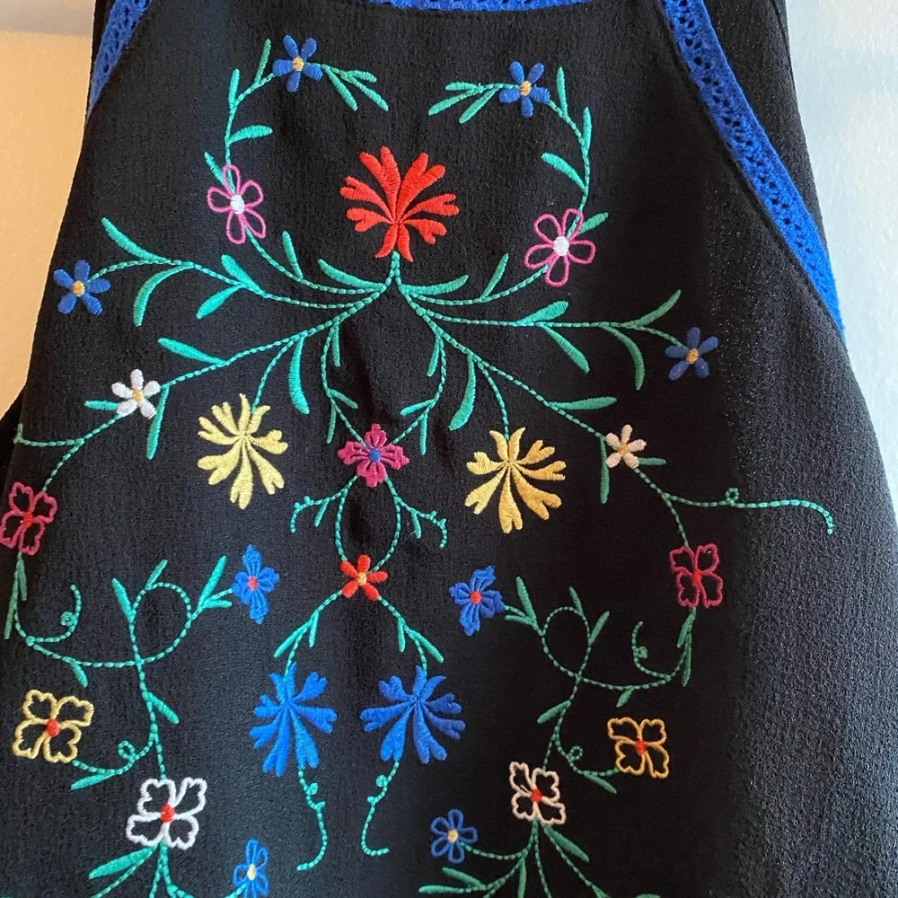 Embroidered floral high neck black tank top size small - Picture 2 of 4